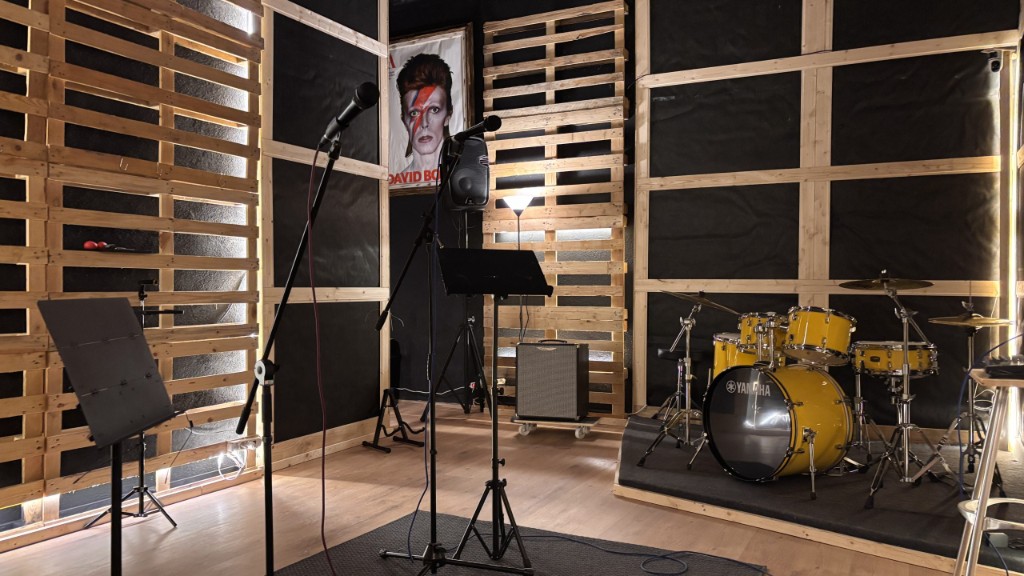 Sala Bowie — Lymbern Road, Mataró
